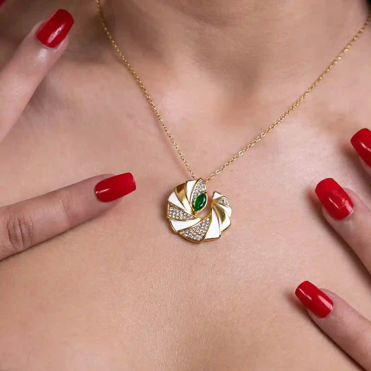 : Elegant Gold Pendant Necklace
